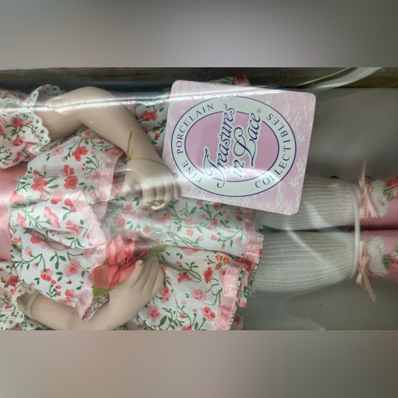 Vintage Treasure In Lace 15" Porcelain Doll Open Box Great Condition - Picture 8 of 13